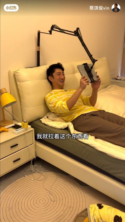 蔡淇俊在床頭裝上「懶人支架」,收工後最愛躺在床上打機睇片。 蔡淇俊在床頭裝上「懶人支架」,收工後最愛躺在床上打機睇片。