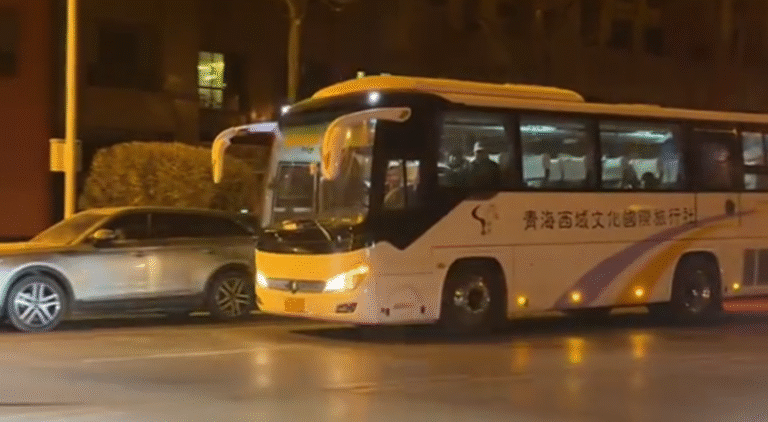 趙雄帶家族34人坐旅遊巴，由青海自駕到雲南過年成為佳話。