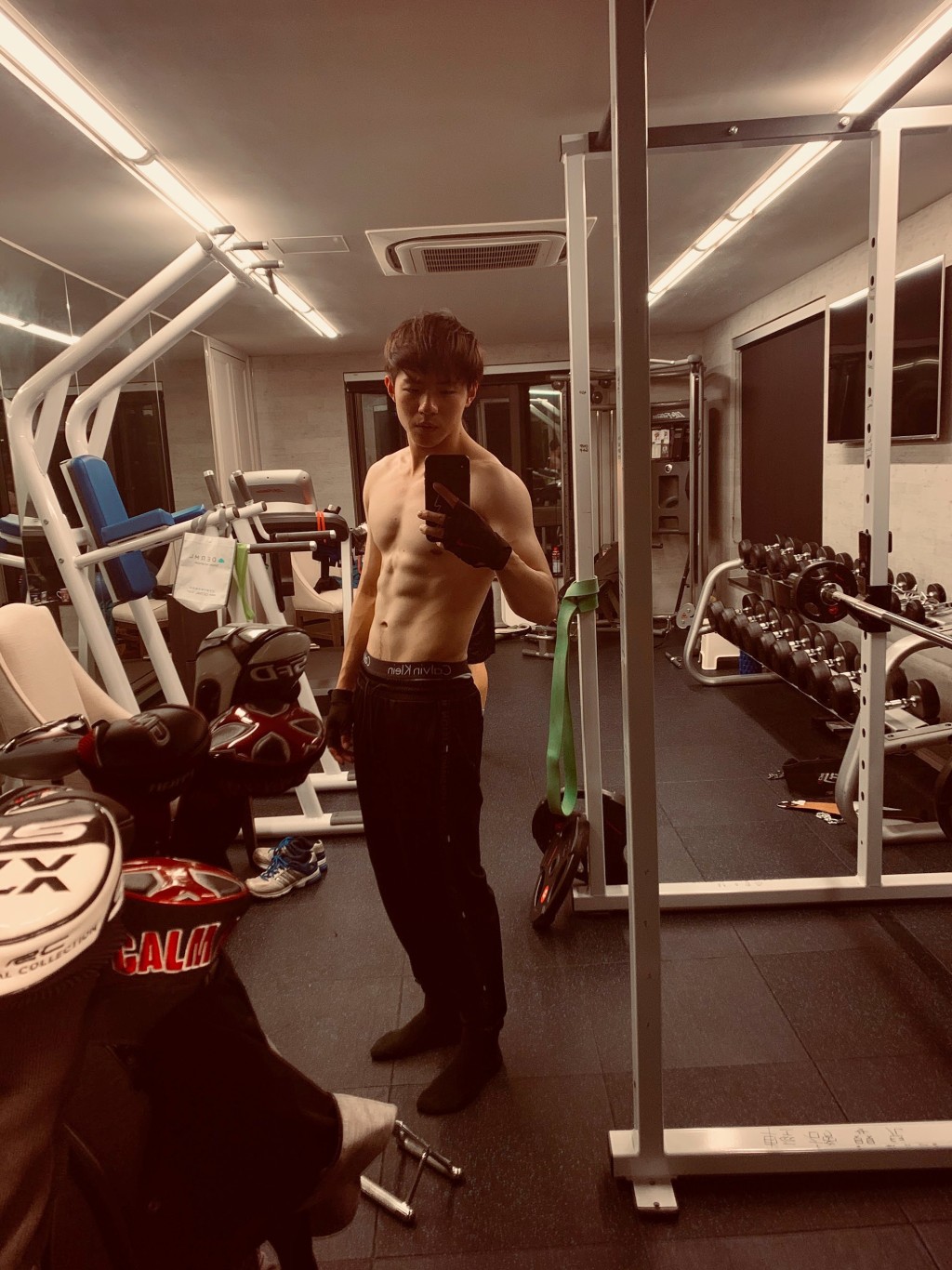疫情下，Ian早前趁Gym房仍開放時，勤勤健身操肌。