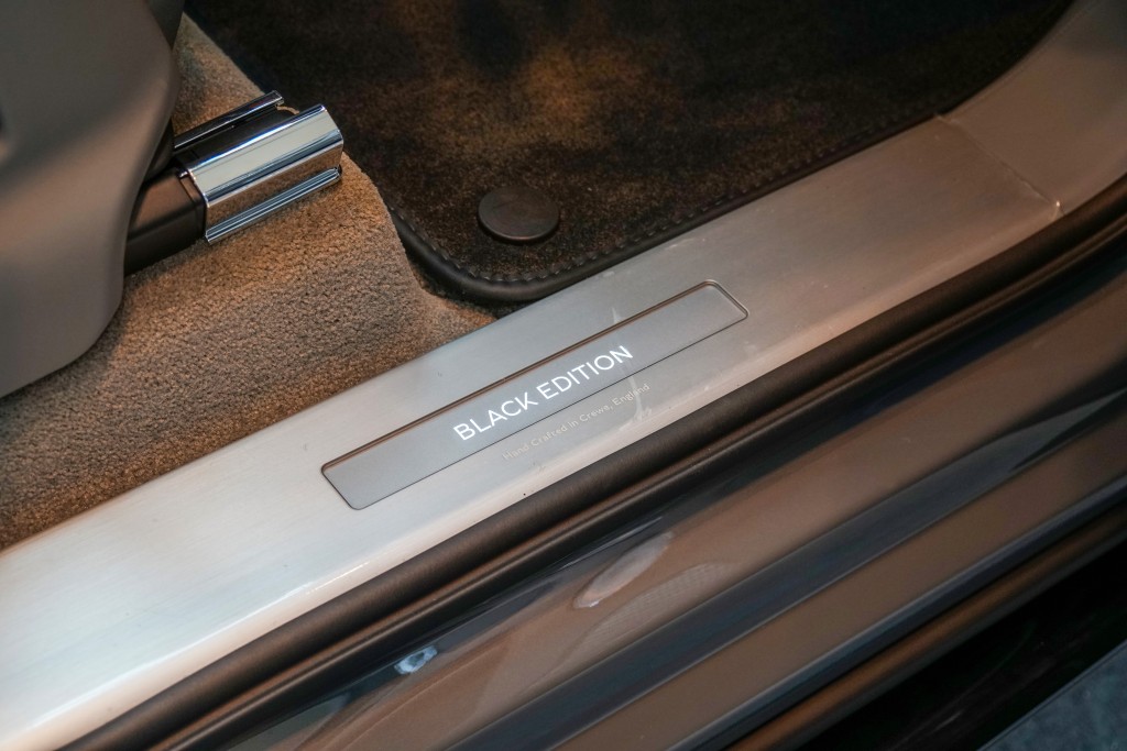 Bentley HK-DCH舉辦The Touch of Mulliner Exhibition:專屬門檻上銘刻了「Handcraftd in Crewe,England」字樣。