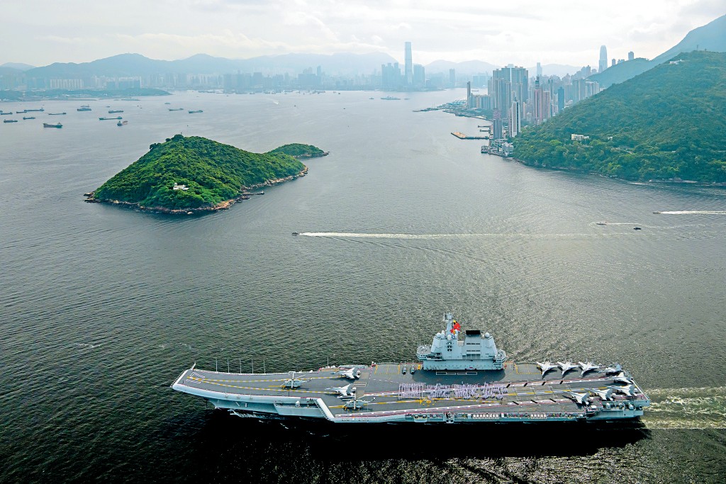 山東艦編隊昨晨駛入本港水域,開展訪問活動,艦上約700士兵砌出「國安家好」四字,以示對港祝願。
