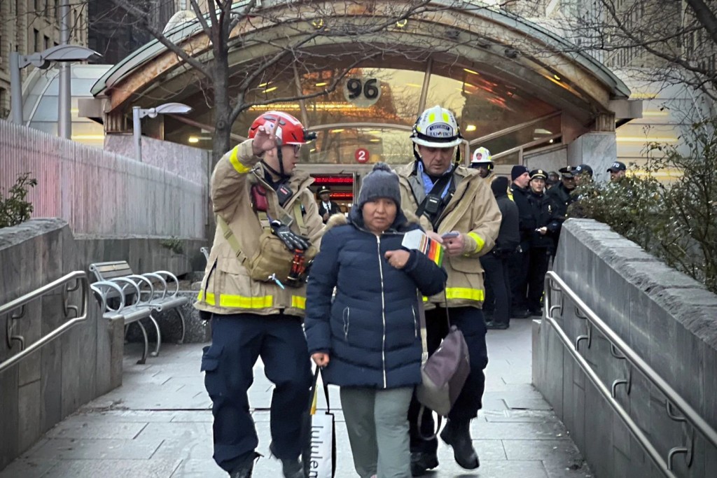 纽约地铁相撞，救援人员疏散乘客。　美联社