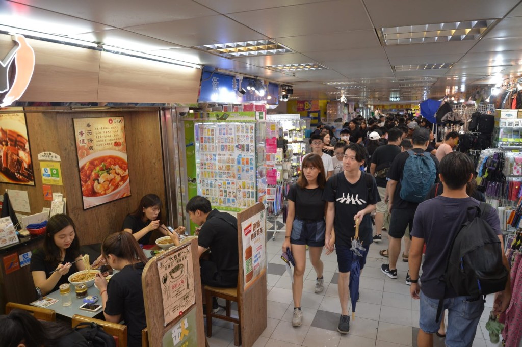 午後有大量黑衣人光顧葵涌廣場內的食肆。