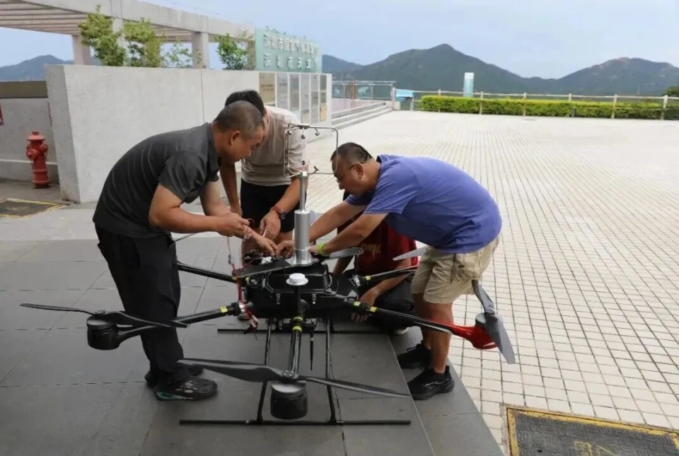 7月25日，試驗團隊成員進行無人機飛行前檢查。 北京日報