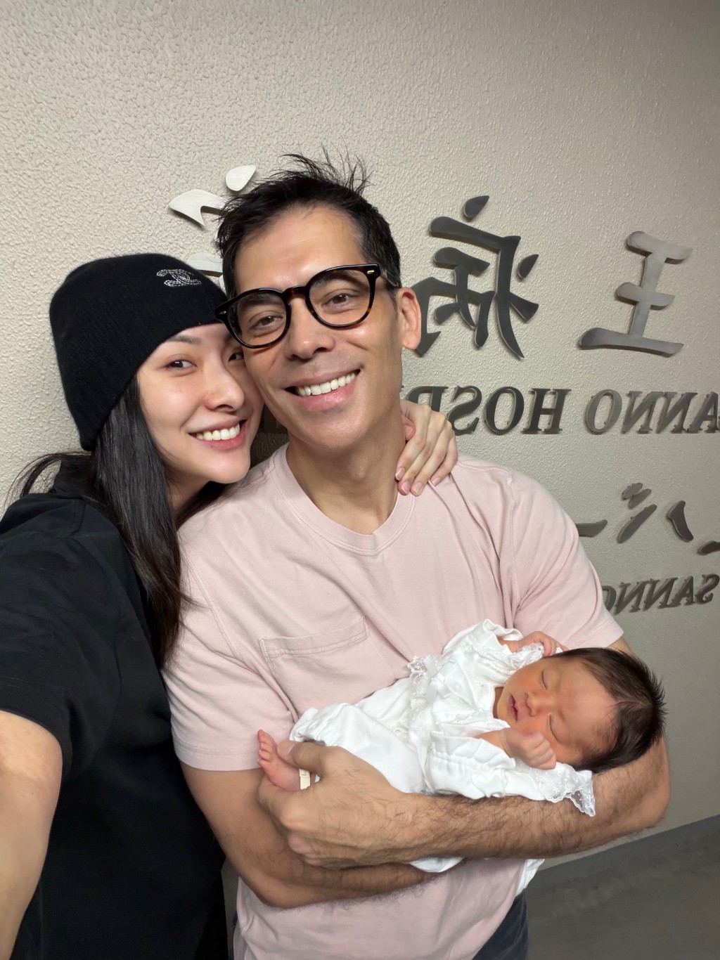 陳約臨今日在IG分享一家三口首張合照。 陳約臨今日在IG分享一家三口首張合照。