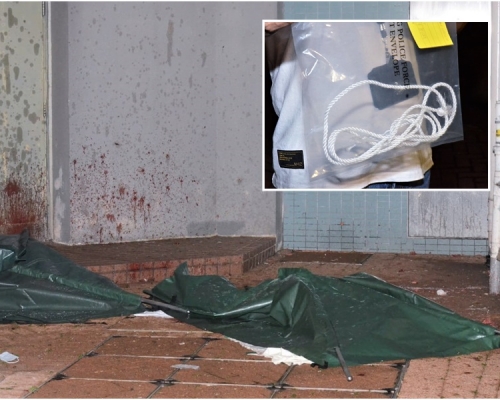 警方發現女死者頸部有勒痕，疑先遭人扼殺，再被丈夫抱起雙雙墮斃。