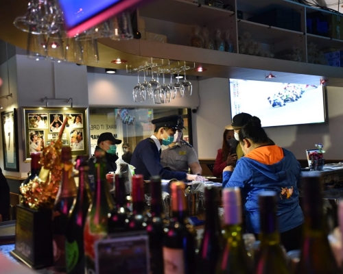 警方及食環署人員到尖東梳士巴利道一帶巡查酒吧及餐廳。