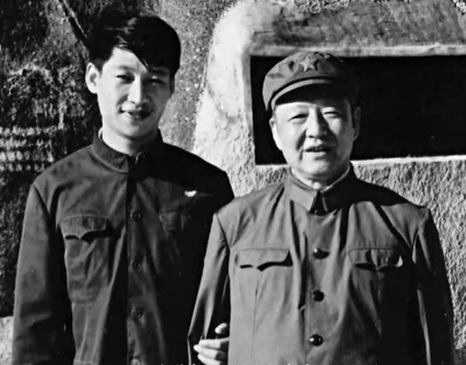 1979年，习仲勋（右）和习近平（左）在海南。网络图片