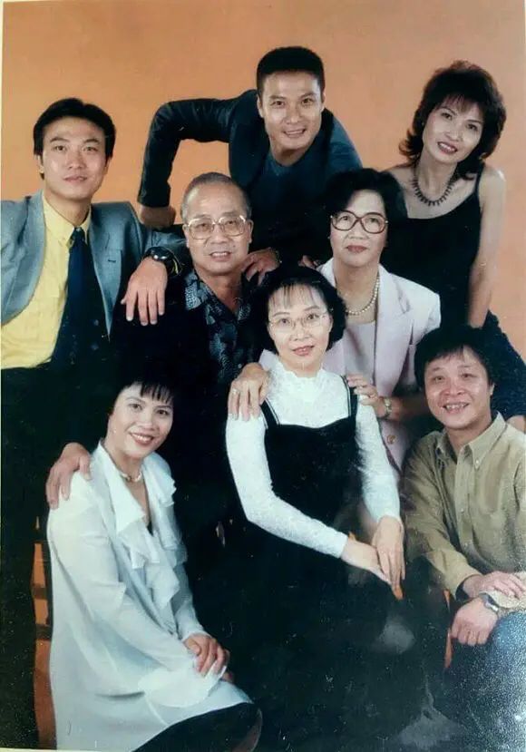 網上曾流出錢小豪與胞弟錢嘉樂跟家人的合照。(網上圖片) 網上曾流出錢小豪與胞弟錢嘉樂跟家人的合照。(網上圖片)