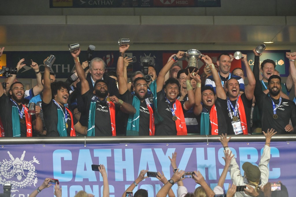 纽西兰(黑衫)包办香港国际七人榄球赛男女子组冠军，行政长官李家超亦现身担任颁奖嘉宾。陈极彰摄