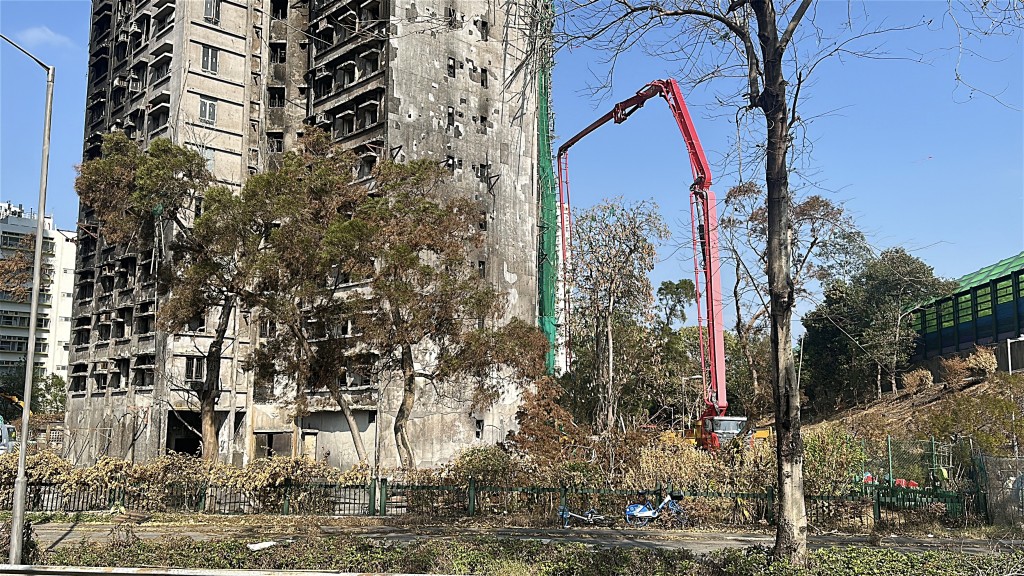 宏福苑災後工作持續。劉漢權攝