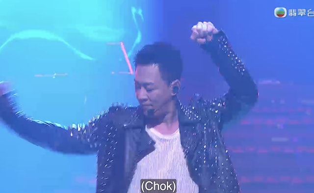 雖然是帶傷上陣,但仍一口氣演唱四首歌《愛在記憶中找你》、《愛不疚》、以及快歌《Chok》及《Nice》,又唱又跳無難度,將全場氣氛掀至高潮。 雖然是帶傷上陣,但仍一口氣演唱四首歌《愛在記憶中找你》、《愛不疚》、以及快歌《Chok》及《Nice》,又唱又跳無難度,將全場氣氛掀至高潮。