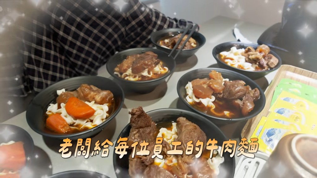 Joeman為員工煮牛肉麵。 Joeman為員工煮牛肉麵。