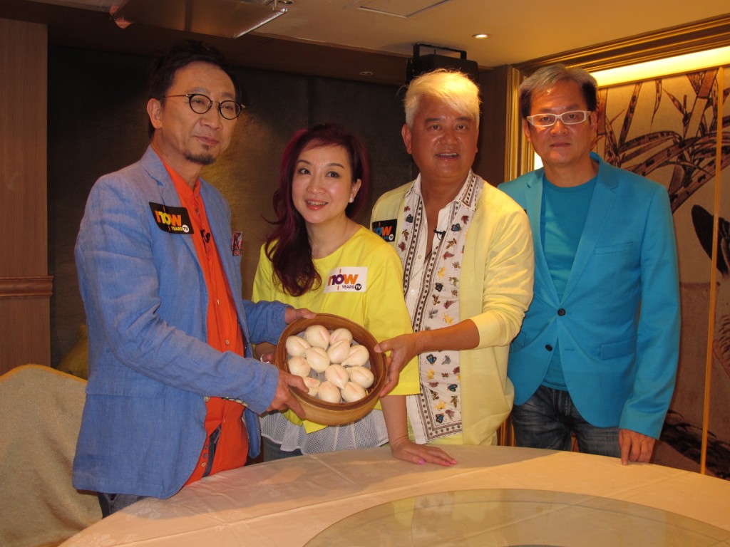 陳百燊(右)則是陳百祥弟弟。
