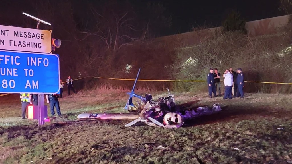 小型飛機墜毀公路後起火，機上5人全數死亡。Metro Nashville Police Department