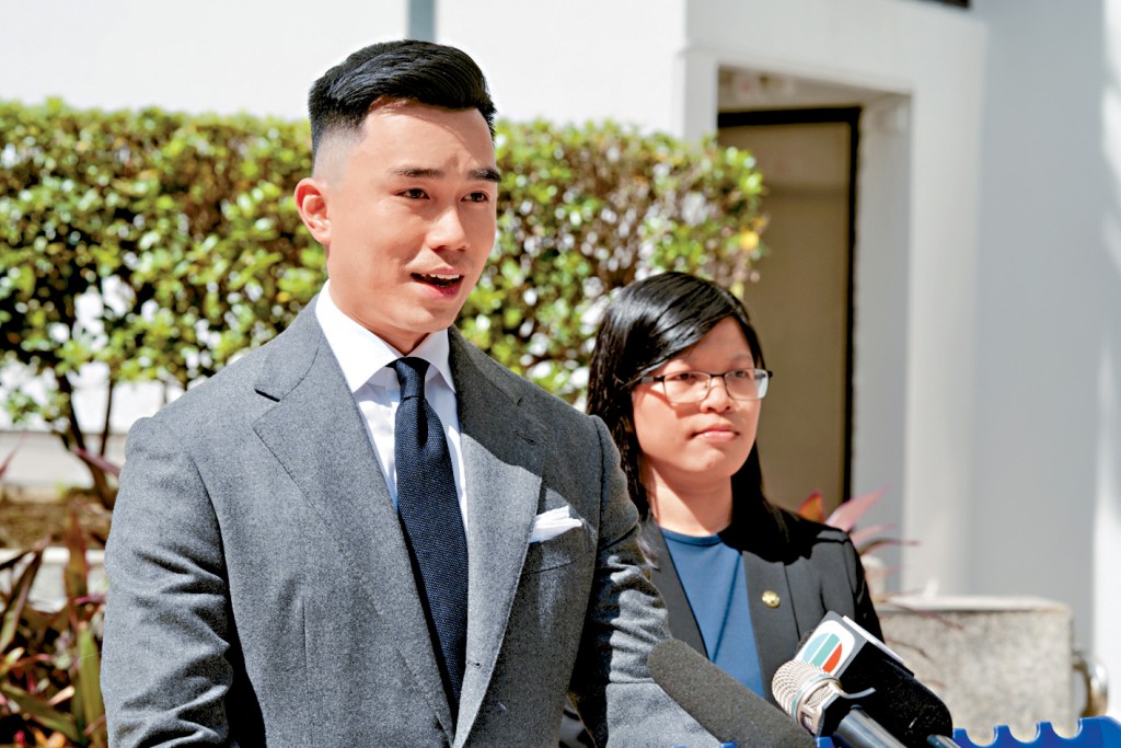秀茂坪警區科技及財富罪案組督察陳肇峯(左)指警方在本案中申請加刑,獲法庭批准及加刑50個百分比。