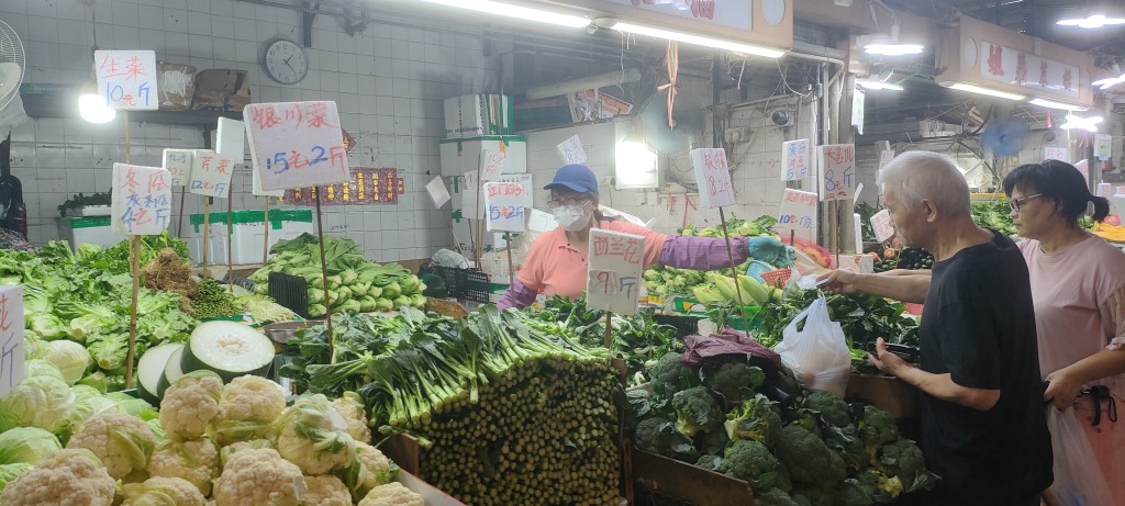 北河街街巿菜档八号波如常营业，西兰花9元一斤、生菜10元一斤、冬瓜4元一斤。
