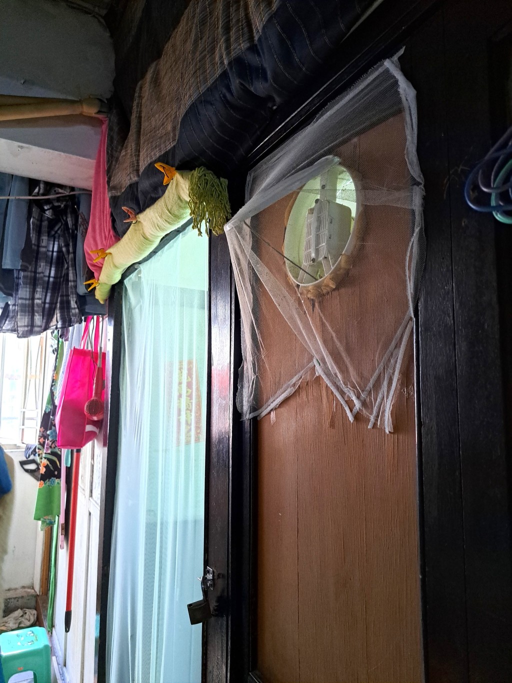 林超英發現,住戶的鄰居自己動手安裝了抽氣風扇,還加了防蚊子的紗網,不同的是抽出走廊,白天門口也掛紗網防蚊子,該住戶說,抽氣風扇大大改善房間的空氣素質,也稍微涼一點。(林超英fb) 林超英發現,住戶的鄰居自己動手安裝了抽氣風扇,還加了防蚊子的紗網,不同的是抽出走廊,白天門口也掛紗網防蚊子,該住戶說,抽氣風扇大大改善房間的空氣素質,也稍微涼一點。(林超英fb)