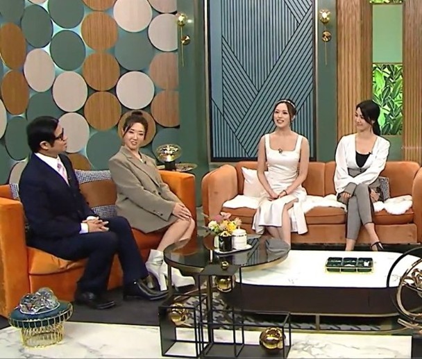 冯盈盈日前现身节目《流行都市》时全程以优雅坐姿示人，遭主持人林秀怡讥笑及模仿坐姿。