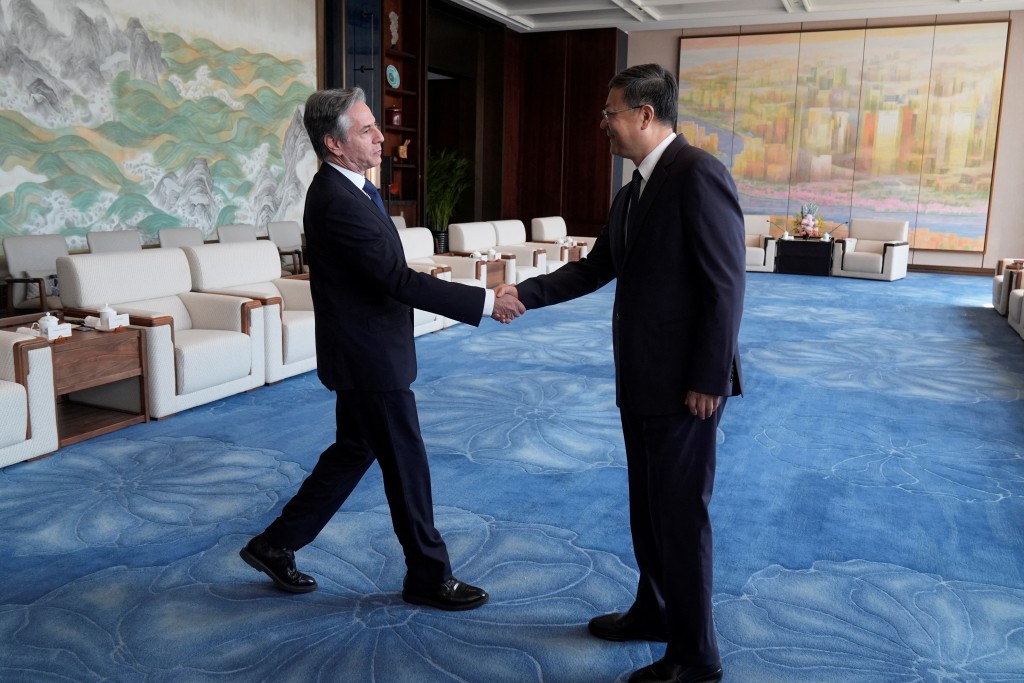 美國國務卿布林肯（左）與上海市委書記陳吉寧在中國上海大會堂會面時握手。 路透社