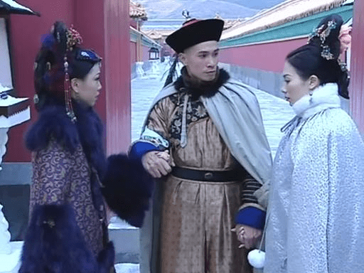 陳豪與宮女安茜（張可頤飾）相戀，亦與如妃（鄧萃雯飾）及爾淳（佘詩曼飾）有著微妙關係。