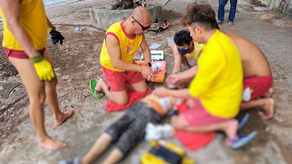老妇被救生员救起后进行急救。香港政府拯溺员总工会提供 