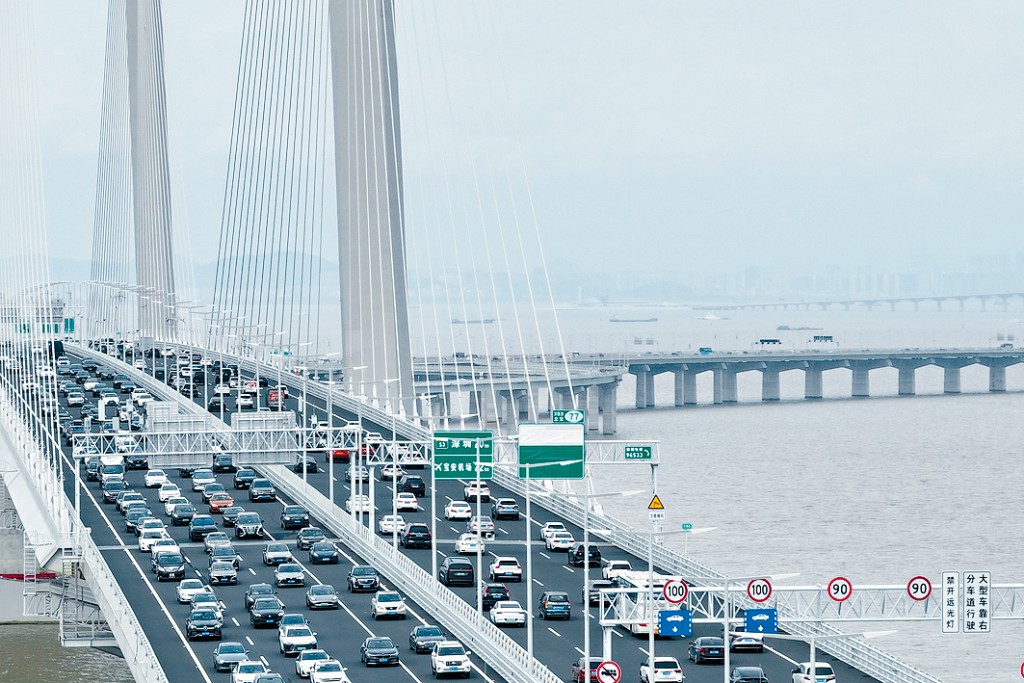 深中通道前日通車，吸引香港及內地大批市民搶先試行新路線。