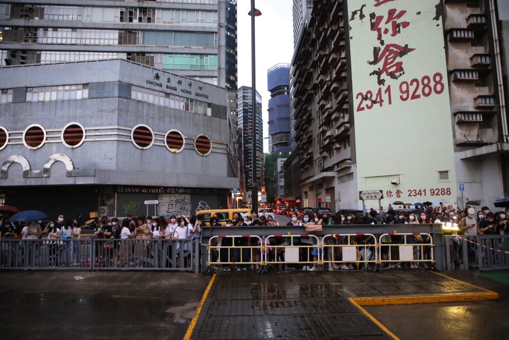 即使天氣欠佳,不少未能入場的鏡粉仍在場外守候偶像。