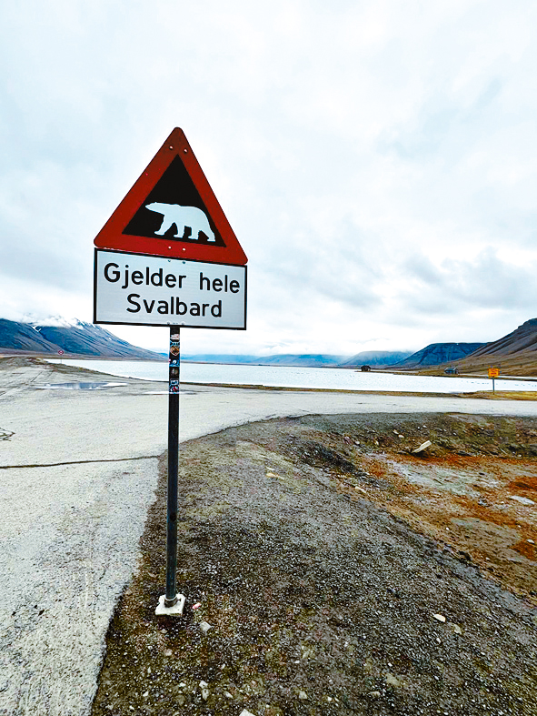北極國際科研中心Svalbard，豎立出「北極熊出沒」警示。