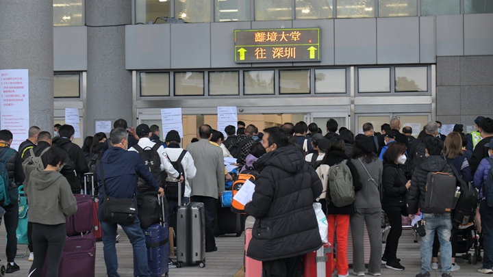 大批市民經深圳灣過關。梁譽東攝
