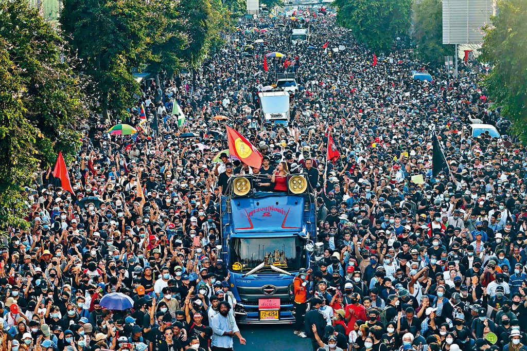 泰国学联发言人周三在车顶上讲话，反政府示威者站满曼谷街头。