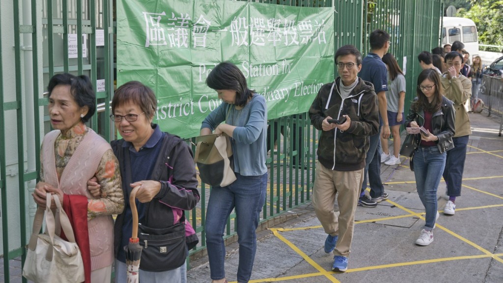 社署邀請長者中心協助會員及照顧者於區選投票日投票。資料圖片