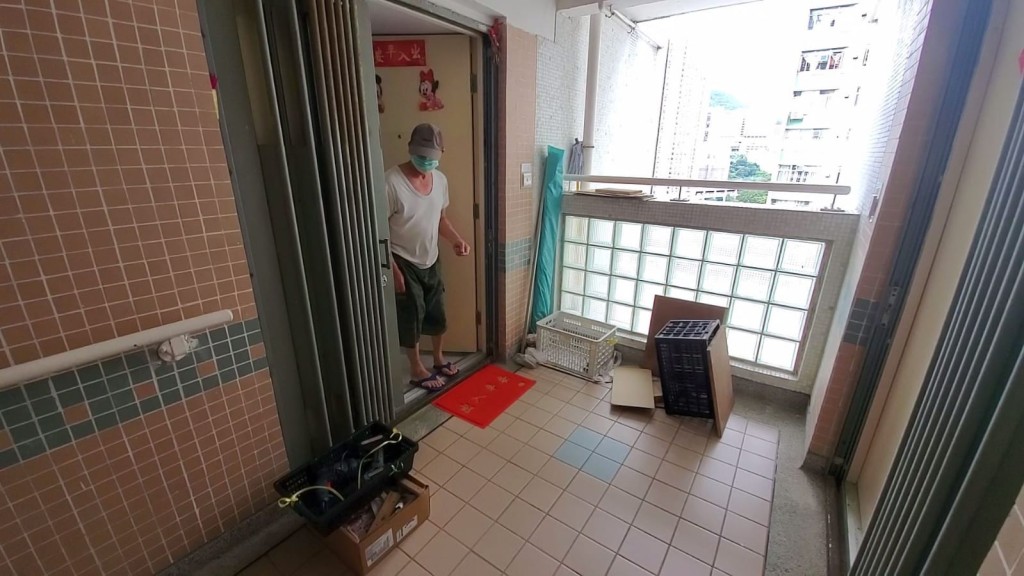 男戶主大力關門,拒絕採訪。