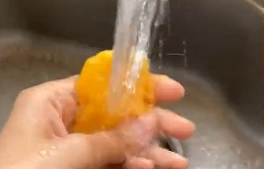 洗净芒果核。网上截图