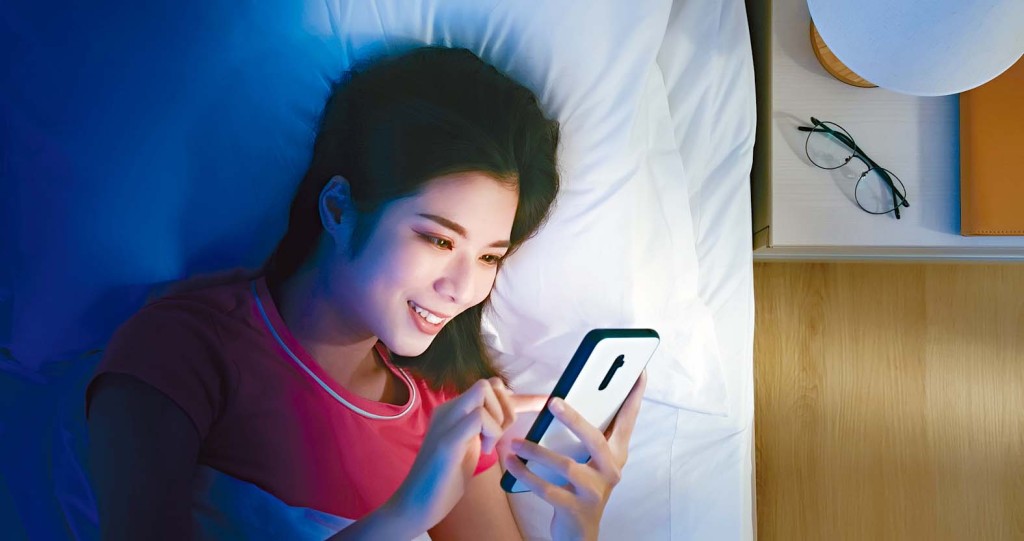 臨睡前不停看手機，或會影響睡覺意欲。