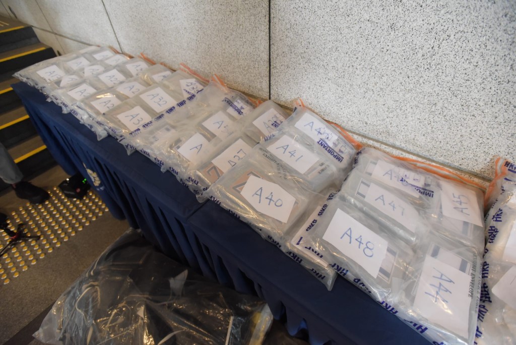 行動中,警方撿獲63.7公斤懷疑可卡因,市值約7,490萬元。