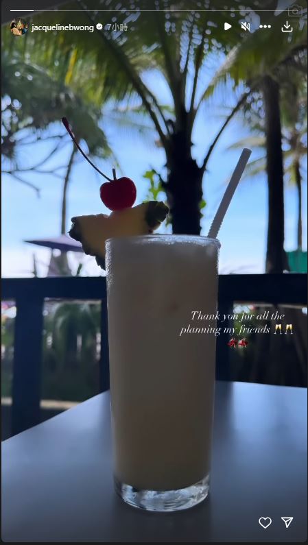 黃心穎於IG Story上載一張以海灘為背影的特飲照，並寫道：「感謝好友們的所有安排。」