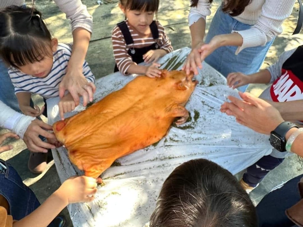 小廚師既要DIY冰皮月餅，還要幫忙預備香草乳豬，自製美食特別好吃！（圖片來源：受訪者提供）