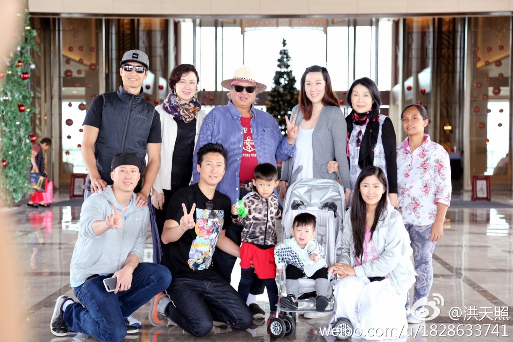 洪金寶與韓籍前妻曹恩玉育有三子一女,大仔洪天明、二仔洪天祥、三仔洪天照、細女洪煦榆。 洪金寶與韓籍前妻曹恩玉育有三子一女,大仔洪天明、二仔洪天祥、三仔洪天照、細女洪煦榆。