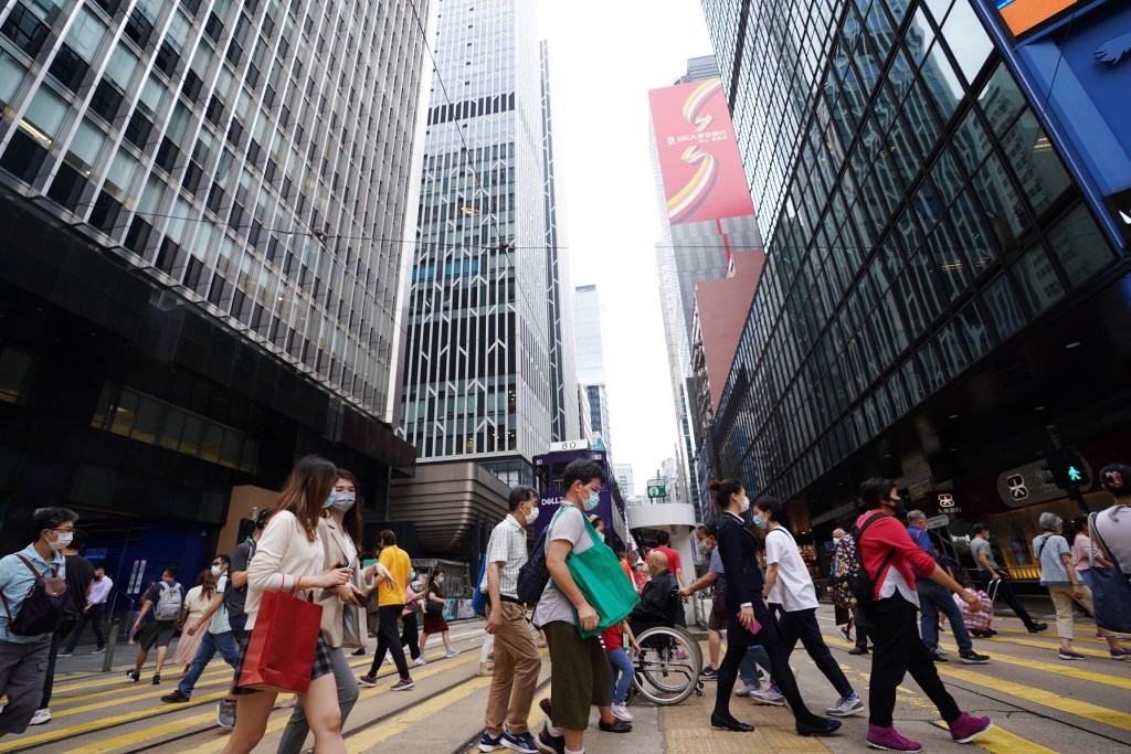 金融業在一年前曾寄望中國在疫情後，壓抑的消費需求能夠重新獲釋放，刺激香港市場交易，令經濟重新邁向繁榮，惟目前這種幻想已經破滅。