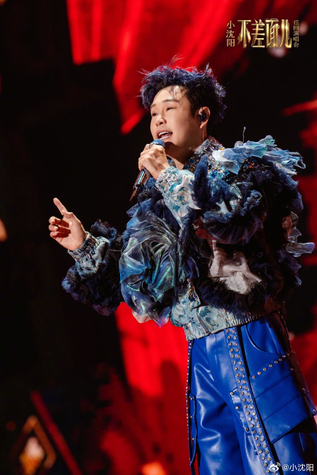 喜劇演員小沈陽在舞台上投入演唱,展現多變的舞台魅力。 喜劇演員小沈陽在舞台上投入演唱,展現多變的舞台魅力。