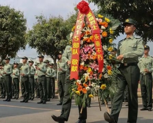 駐香港部隊官兵在清明節緬懷先烈。駐港部隊圖片