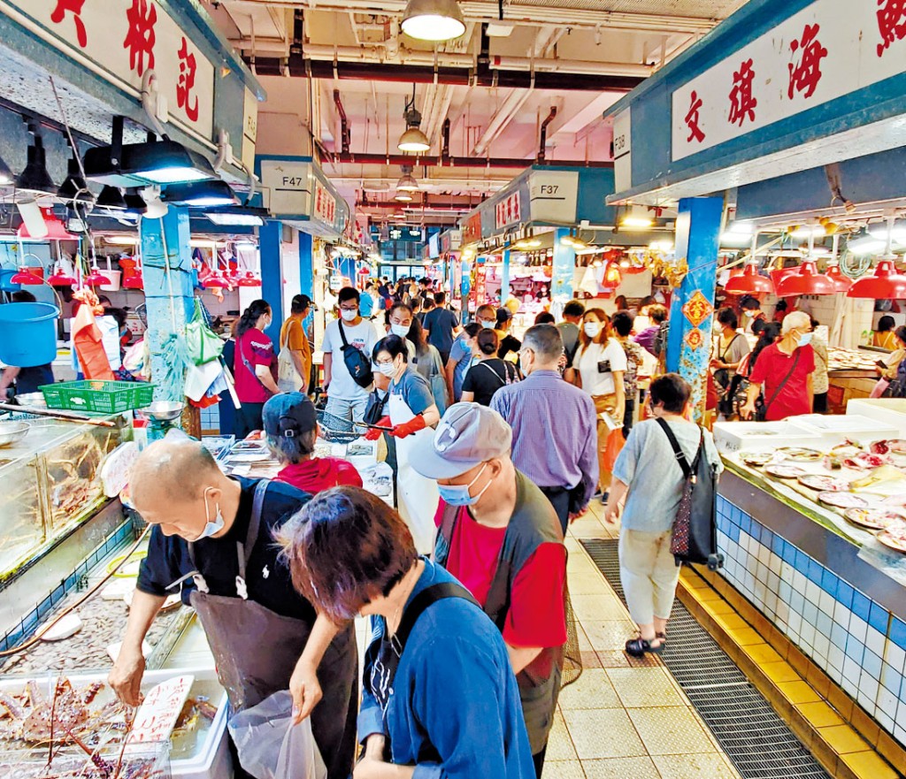 ■每逢周日假期，大埔墟街市海鮮檔人頭湧湧。
