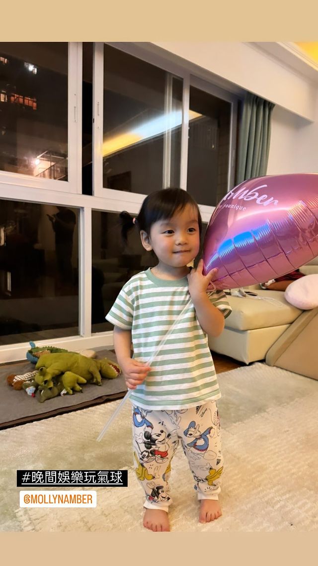 洪永城在IG贴出大女Amber玩气球的照片。
