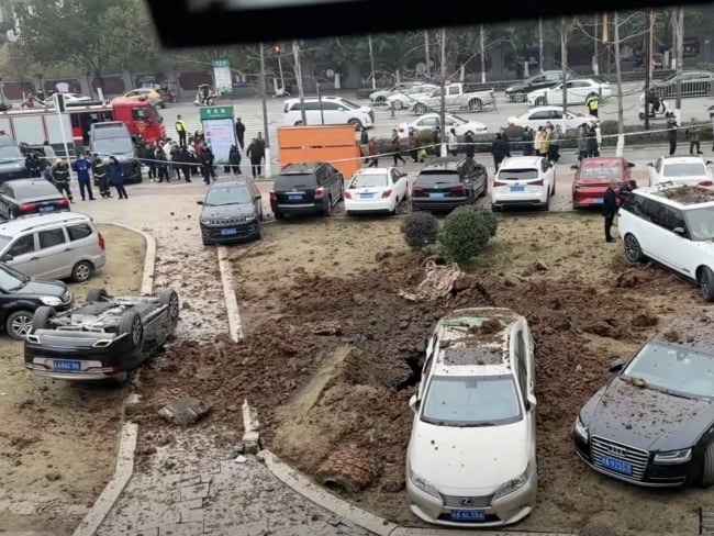 四川小童炮仗引爆下水道沼氣，導致多輛豪車受損。