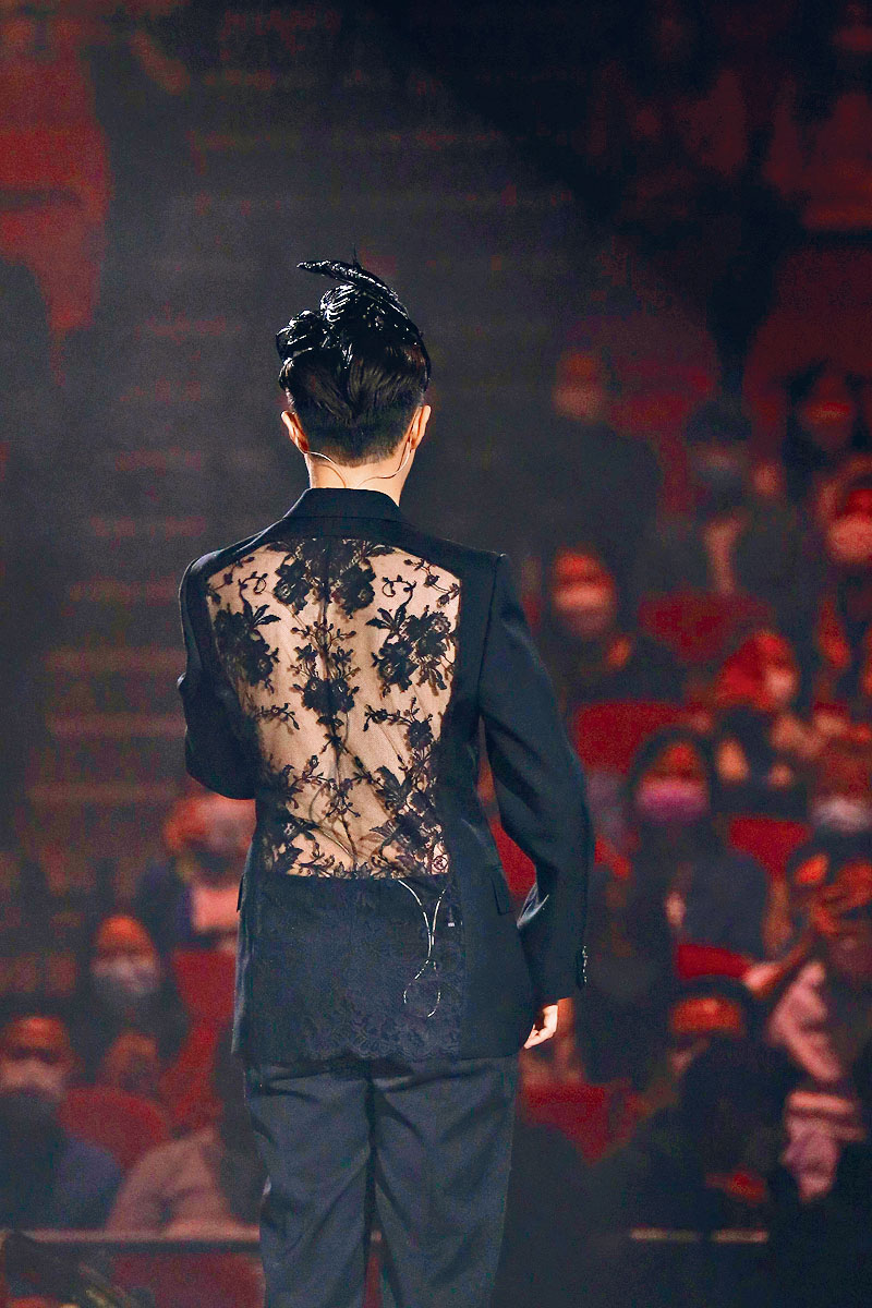 軒仔的黑色西裝原來是「背多Fun」系列。