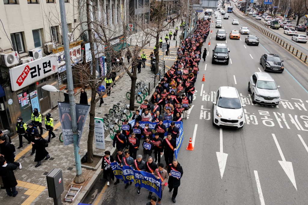 韩国医生在首尔游行抗议政府计画扩大招收医科生。路透社