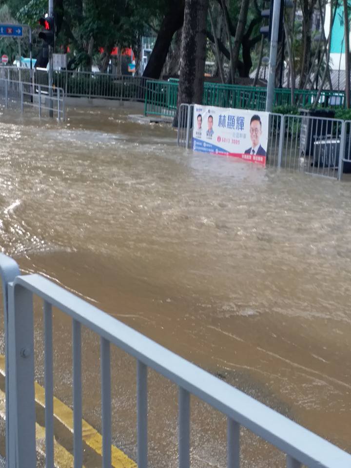 大窩口國瑞路爆水管。網民Lai Yung Lee 圖片