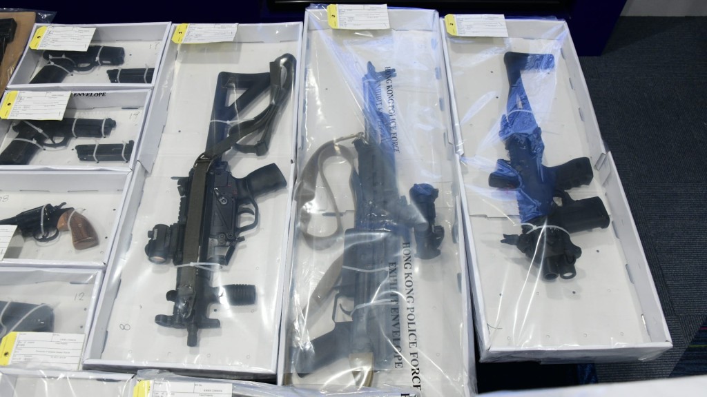 警方搜出大批仿制枪械及武器。