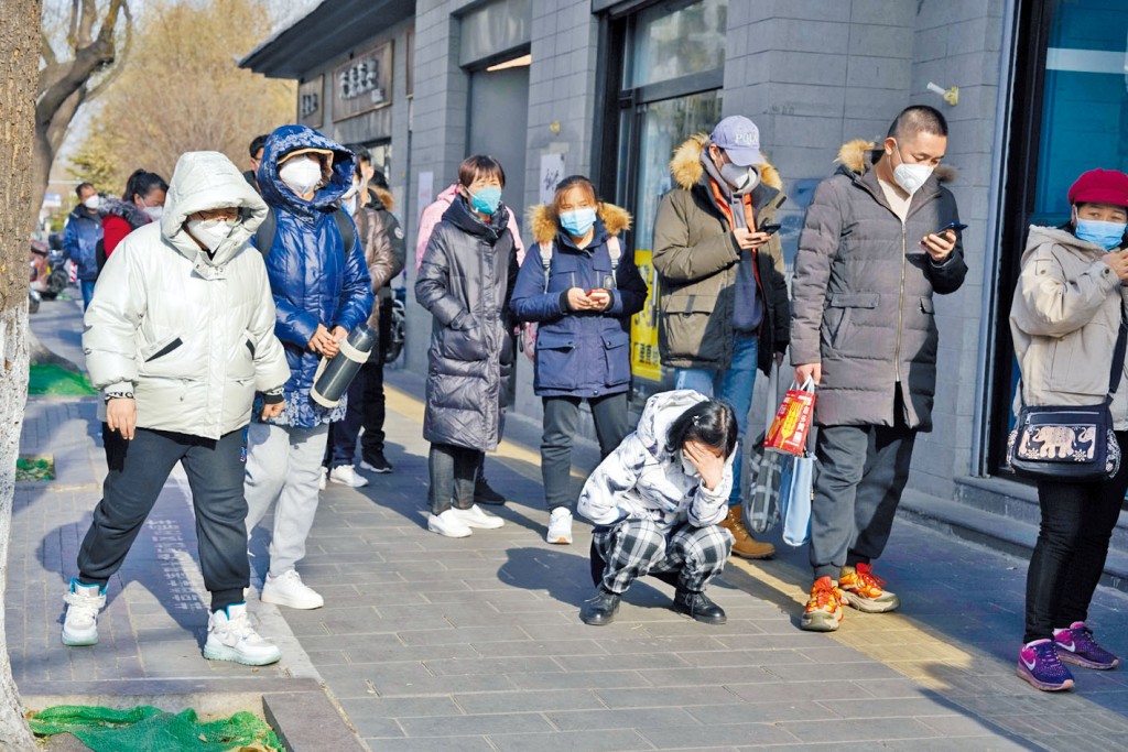 北京一家藥店昨天大排長龍。